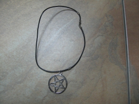 Pentagram   kovový chrómovaný prívesok na krk na plastikovej šnúrke s kovovým zapínaním